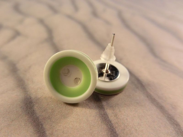 Knopf Ohrstecker Button grün weiß Rand